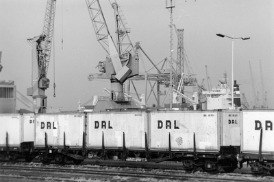 171613 Afbeelding van de overslag van containers bij Europe Container Terminals (E.C.T.) bij de Eemhaven te Rotterdam.
